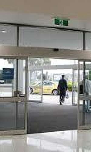 Porta que abre com sensor de presença Porta que abre com sensor de presença